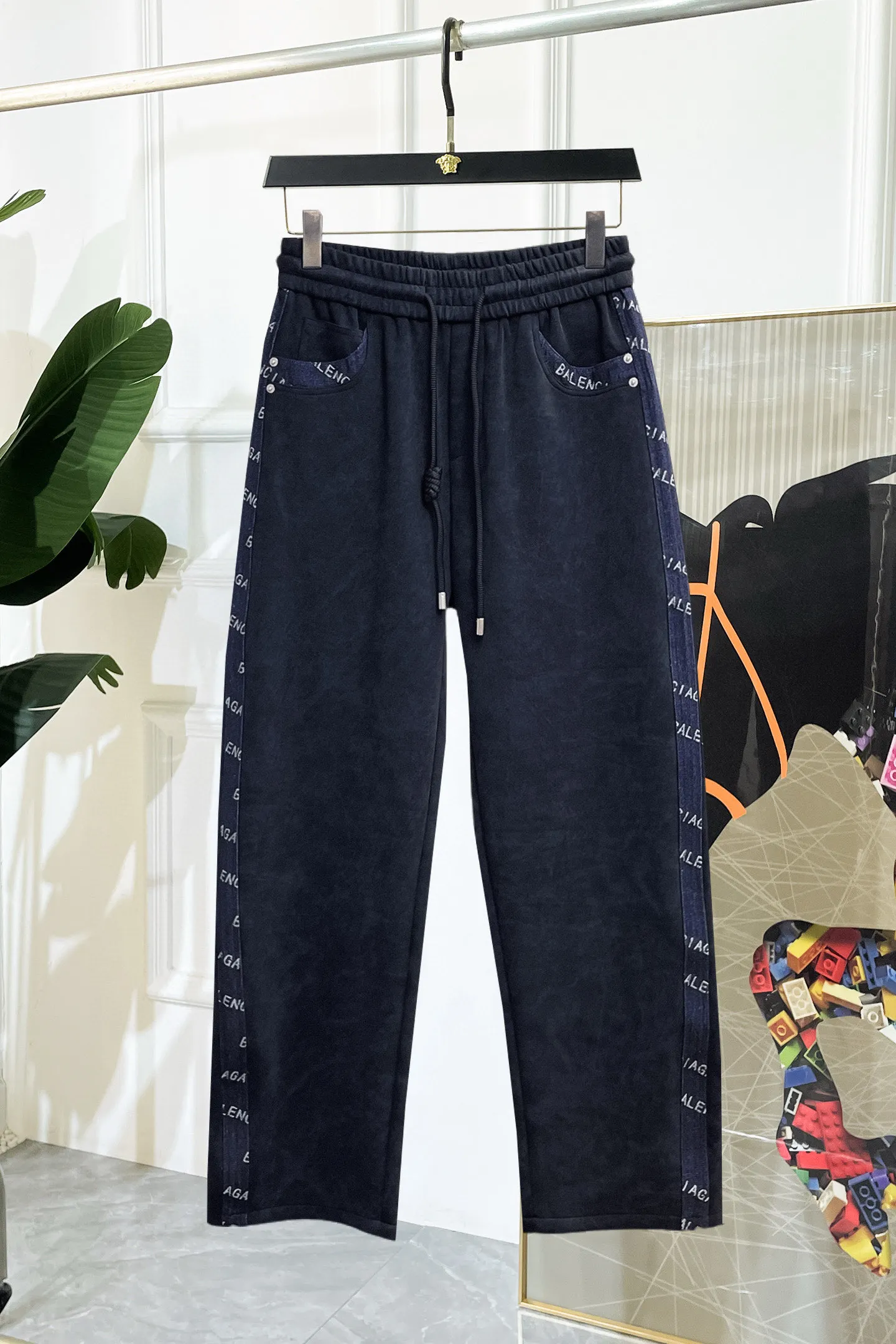 Balenciaga 🆕2026 Autumn and Winter New Arrival Casual Pants! The official website will be released simultaneously. Brand Classic LOGO casual pants, customized fabrics, excellent comfort and strong touch. Highly recognisable, perfect appearance and craftsmanship. Size:M-3XL